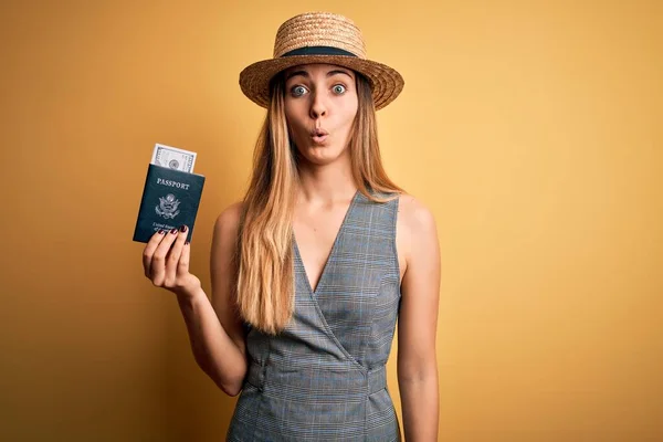 Rubia Turista Con Ojos Azules Vacaciones Sosteniendo Estados Unidos Pasaporte —  Fotos de Stock