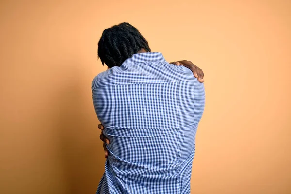 Jovem Afro Americano Bonito Vestindo Camisa Óculos Sobre Fundo Amarelo — Fotografia de Stock