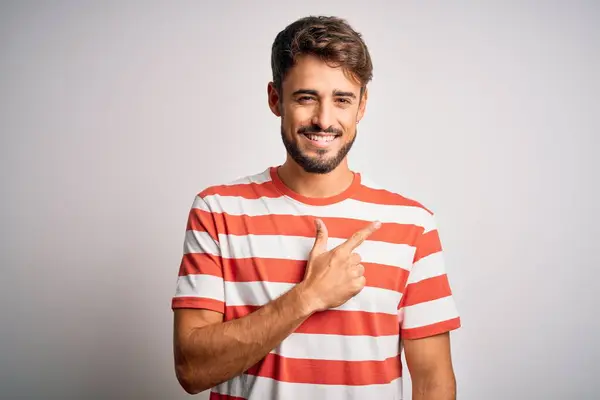 Joven Hombre Guapo Con Barba Con Camiseta Rayas Pie Sobre —  Fotos de Stock