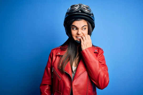若い美しいブルネットのオートバイのヘルメットとジャケットを身に着けている女性は 口の爪をかむ上で手で強調し 緊張しているように見えます 不安の問題 — ストック写真