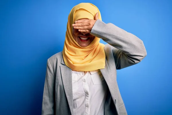 Μεσήλικας Μελαχρινή Επιχειρηματίας Γυναίκα Φορώντας Muslim Παραδοσιακή Μαντίλα Πάνω Από — Φωτογραφία Αρχείου