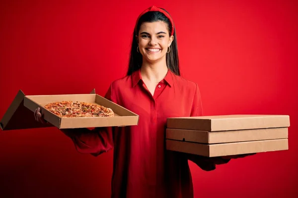 Genç Güzel Esmer Bir Kadın Kırmızı Arka Planda Talyan Pizzasıyla — Stok fotoğraf