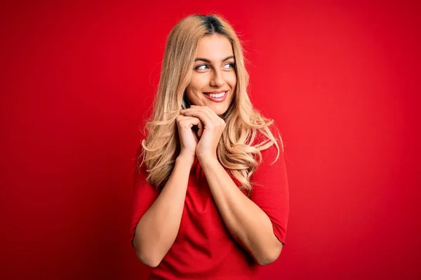 Young Beautiful Blonde Woman Wearing Casual Shirt Standing Isolated Red — Stock Photo, Image