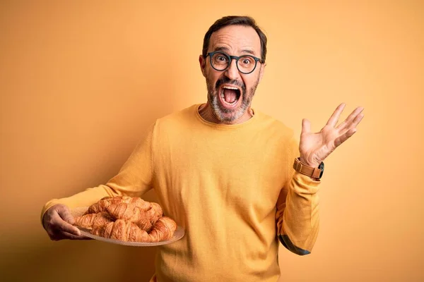 Homem Hoary Meia Idade Segurando Prato Com Croissants Sobre Fundo — Fotografia de Stock