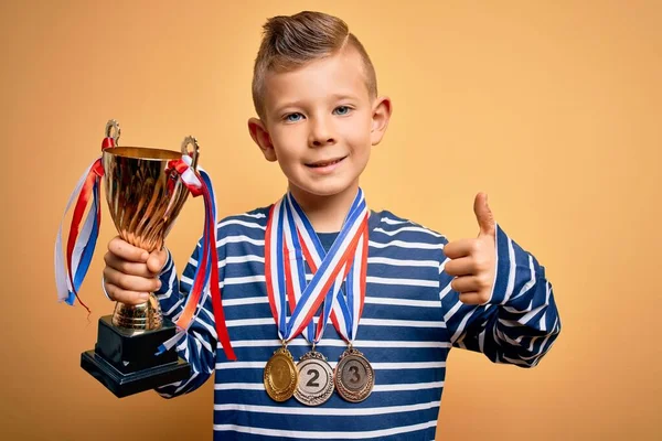 Küçük Beyaz Bir Çocuk Altın Madalyalar Zafer Ödülü Takıyor Sarı — Stok fotoğraf