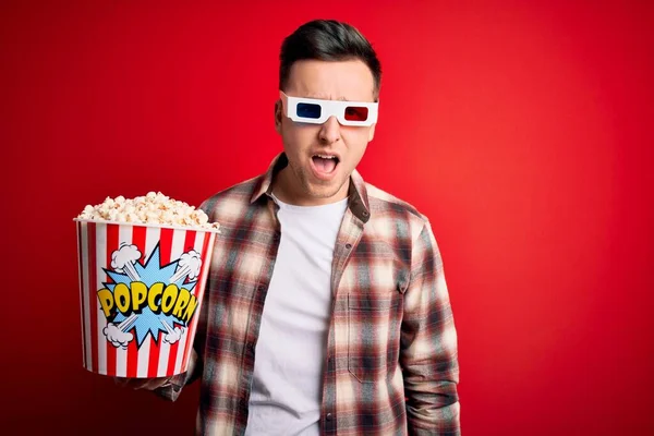 Ung Stilig Kaukasier Man Bär Film Glasögon Och Äta Popcorn — Stockfoto