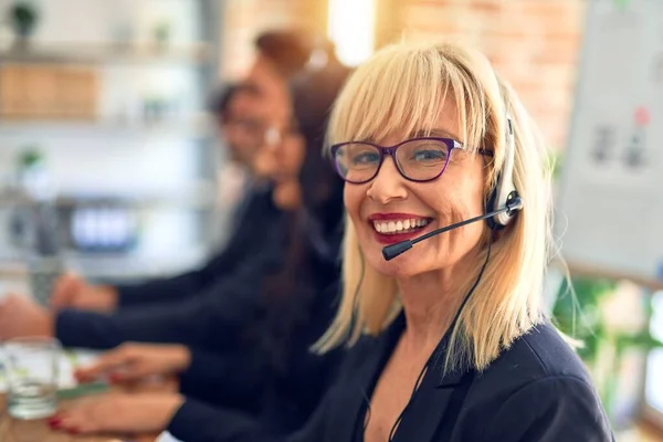 Grupo Trabalhadores Call Center Trabalhando Juntos Com Sorriso Rosto Usando — Fotografia de Stock