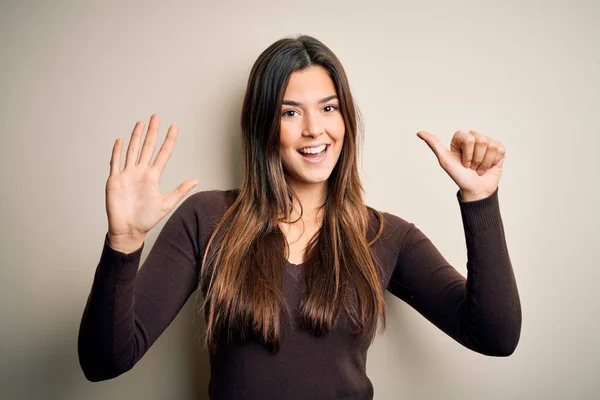 Jong Mooi Meisje Dragen Casual Trui Staan Geïsoleerde Witte Achtergrond — Stockfoto