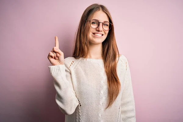 Młoda Piękna Ruda Kobieta Ubrana Luźny Sweter Okulary Różowym Tle — Zdjęcie stockowe