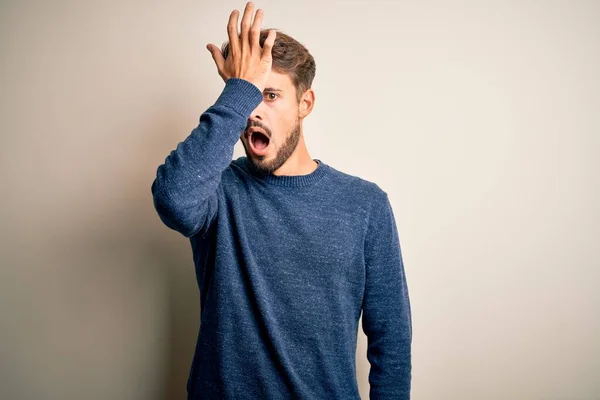 Giovane Bell Uomo Con Barba Che Indossa Maglione Casual Piedi — Foto Stock