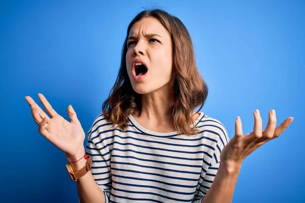 Junge Schöne Blonde Mädchen Lässigem Pullover Vor Blauem Hintergrund Verrückt — Stockfoto