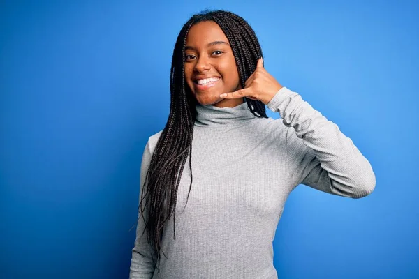 Junge Afrikanisch Amerikanische Frau Mit Lässigem Rollkragen Über Blauem Isoliertem — Stockfoto