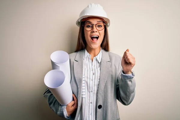 Junge Schöne Architektin Mit Schutzhelm Und Brille Mit Blaupausen Schreit — Stockfoto