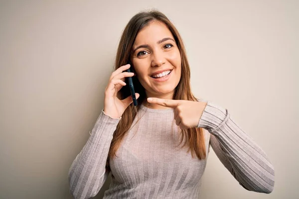 Akıllı Telefondan Konuşan Genç Bir Kadın Izole Bir Arka Planda — Stok fotoğraf