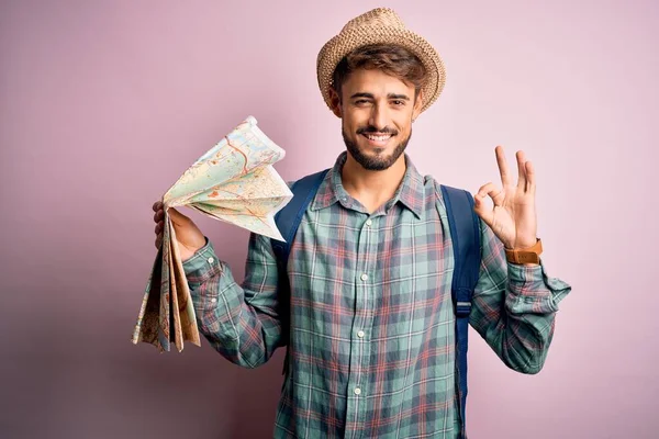 Joven Turista Vacaciones Con Sombrero Sosteniendo Mapa Ciudad Pie Sobre — Foto de Stock