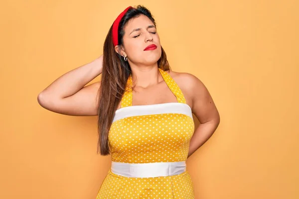 Young Hispanic Pin Woman Wearing Fashion Sexy 50S Style Yellow — Stok Foto