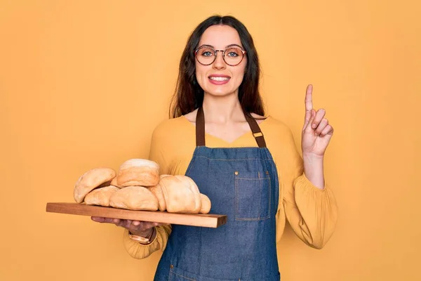 Junge Schöne Bäckerin Mit Blauen Augen Trägt Schürze Mit Tablett — Stockfoto