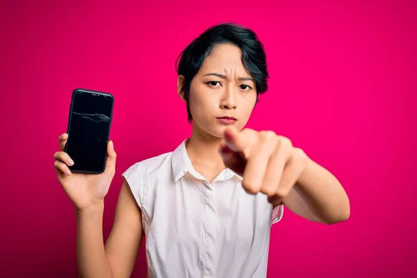 Junge Schöne Asiatische Mädchen Mit Smartphone Zeigt Bildschirm Über Isoliertem — Stockfoto