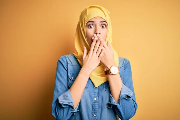 Молода Красива Дівчина Мусульманському Хіджабі Стоячи Над Ізольованим Жовтим Тлом — стокове фото