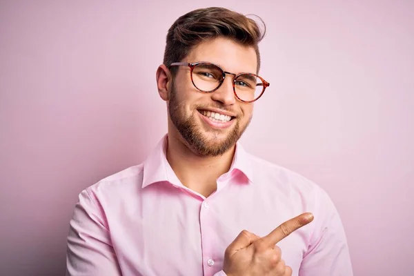 Ung Vacker Blond Man Med Skägg Och Blå Ögon Bär — Stockfoto