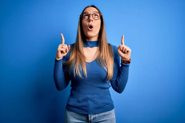 Giovane Bella Donna Bionda Con Gli Occhi Blu Indossando Occhiali — Foto Stock