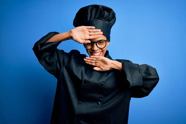 Jovem Chef Americano Africano Mulher Vestindo Uniforme Fogão Chapéu Sobre — Fotografia de Stock