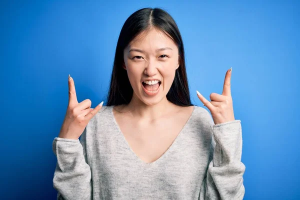 Jonge Mooie Aziatische Vrouw Draagt Casual Trui Staan Blauw Geïsoleerde — Stockfoto