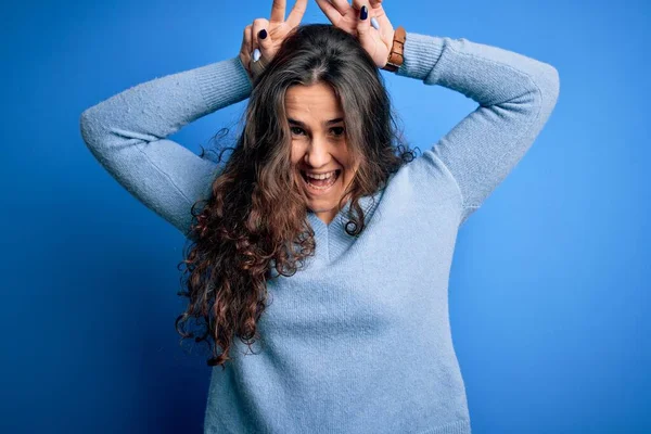 Jeune Femme Jolie Aux Cheveux Frisés Portant Chandail Décontracté Bleu — Photo