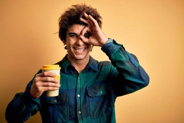 Młody Przystojny Mężczyzna Pije Szklankę Kawy Stojącej Nad Odizolowanym Żółtym — Zdjęcie stockowe