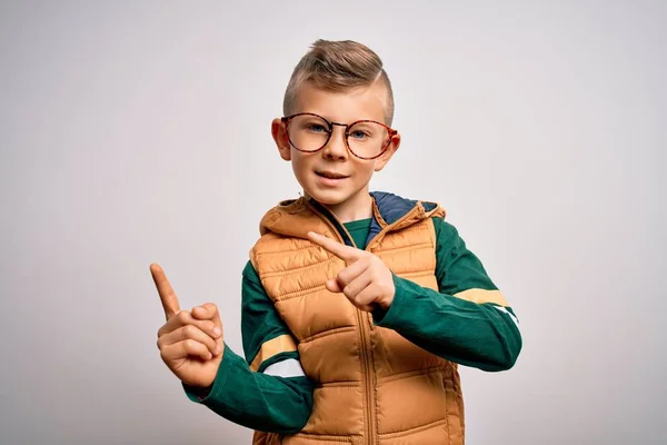 Joven Niño Caucásico Con Ojos Azules Vistiendo Abrigo Invierno Gafas —  Fotos de Stock