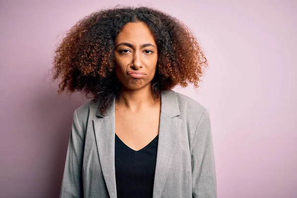 Jovem Empresária Afro Americana Com Cabelo Afro Vestindo Jaqueta Elegante — Fotografia de Stock