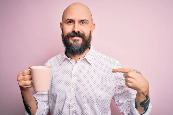 Hombre Calvo Guapo Con Barba Tatuaje Bebiendo Taza Café Sobre — Foto de Stock