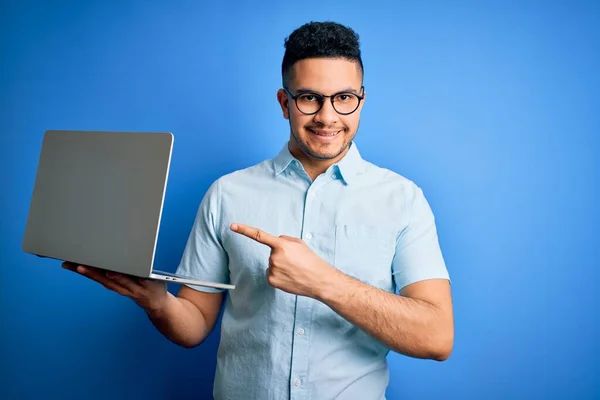Fiatal Jóképű Üzletember Visel Szemüveget Dolgozik Laptop Kék Háttér Nagyon — Stock Fotó