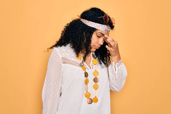 Ung Afrikansk Amerikansk Lockig Hippie Kvinna Bär Solglasögon Och Vintage — Stockfoto