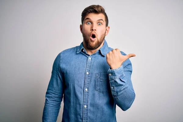 Joven Hombre Rubio Guapo Con Barba Ojos Azules Con Camisa — Foto de Stock