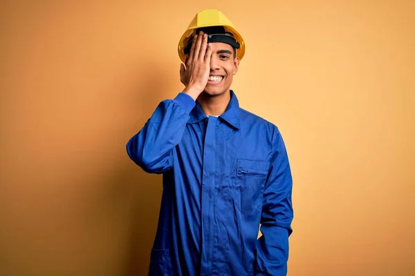 Jeune Beau Travailleur Afro Américain Portant Uniforme Bleu Casque Sécurité — Photo