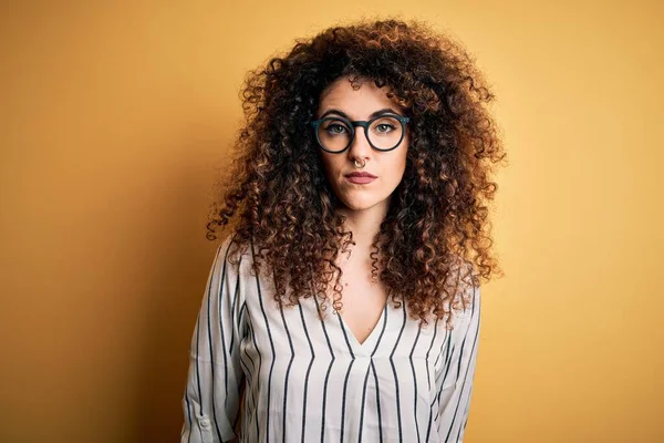 Mulher Bonita Nova Com Cabelo Encaracolado Piercing Vestindo Camisa Listrada — Fotografia de Stock