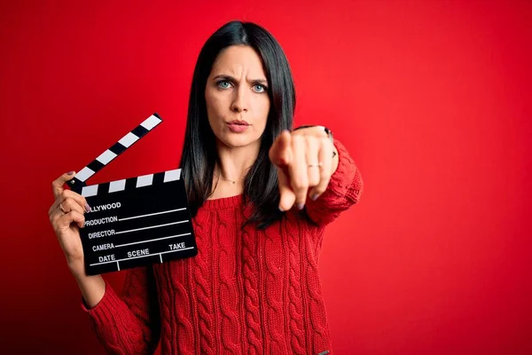 Giovane Regista Donna Con Gli Occhi Azzurri Che Film Tenendo — Foto Stock