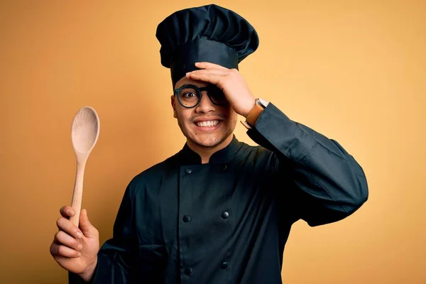 요리용 유니폼을 숟가락을 브라질인 요리사는 머리에 손으로 스트레스를 받았고 수치심 — 스톡 사진