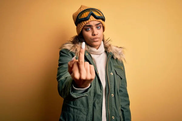 Young African American Afro Skier Girl Wearing Snow Sportswear Ski — Stockfoto