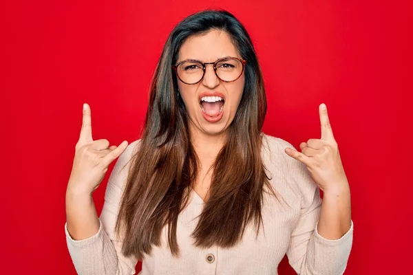 Joven Mujer Hispana Inteligente Con Gafas Pie Sobre Fondo Rojo —  Fotos de Stock