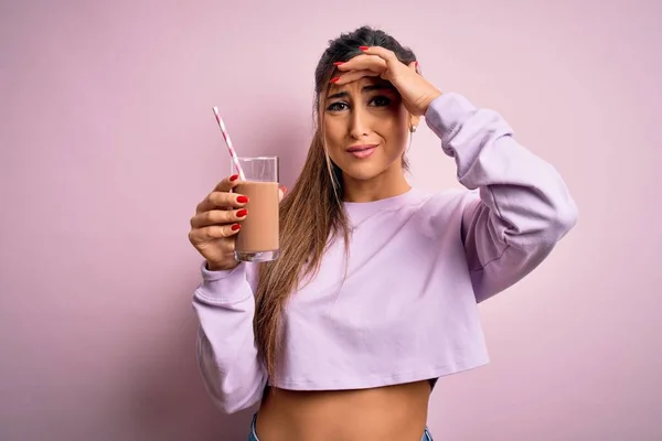 Junge Schöne Fitness Frau Trinkt Protein Schokolade Milchshake Vor Dem — Stockfoto