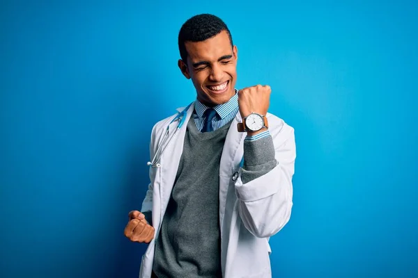 Bonito Médico Afro Americano Vestindo Casaco Estetoscópio Sobre Fundo Azul — Fotografia de Stock