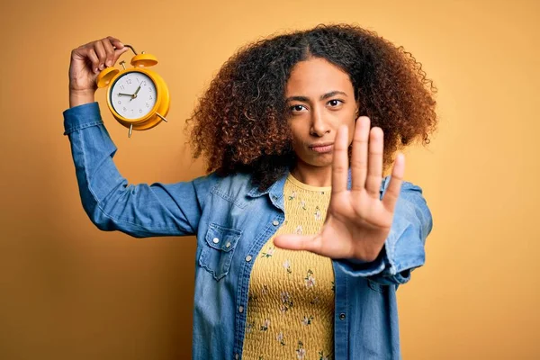Ung Afrikansk Amerikansk Kvinna Med Afro Hår Håller Vintage Väckarklocka — Stockfoto