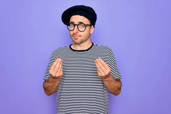 Hombre Guapo Con Ojos Azules Con Camiseta Rayas Boina Francesa — Foto de Stock