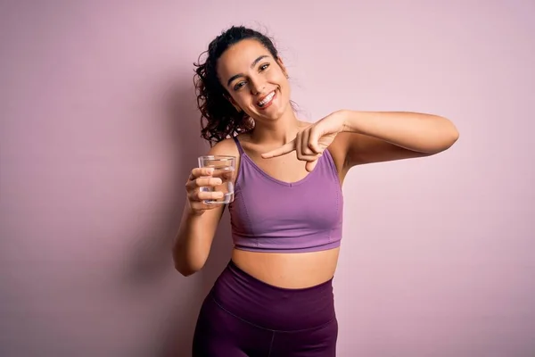 Young Beautiful Sportswoman Curly Hair Doing Sport Drinking Glass Water — Stock Photo, Image