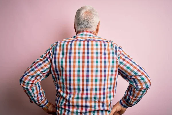 Hombre Alto Guapo Con Una Camisa Colorida Casual Sobre Fondo — Foto de Stock