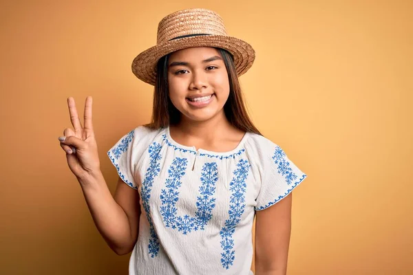 Ung Vacker Asiatisk Flicka Bär Casual Shirt Och Hatt Står — Stockfoto
