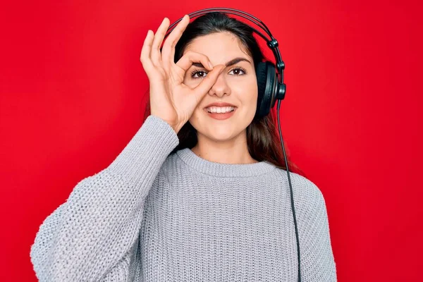 Ung Vacker Flicka Bär Moderna Hörlurar Lyssna Musik Över Röd — Stockfoto