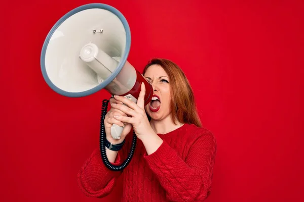 Jovem Mulher Orador Ruiva Bonita Gritando Comunicar Usando Megafone Sobre — Fotografia de Stock